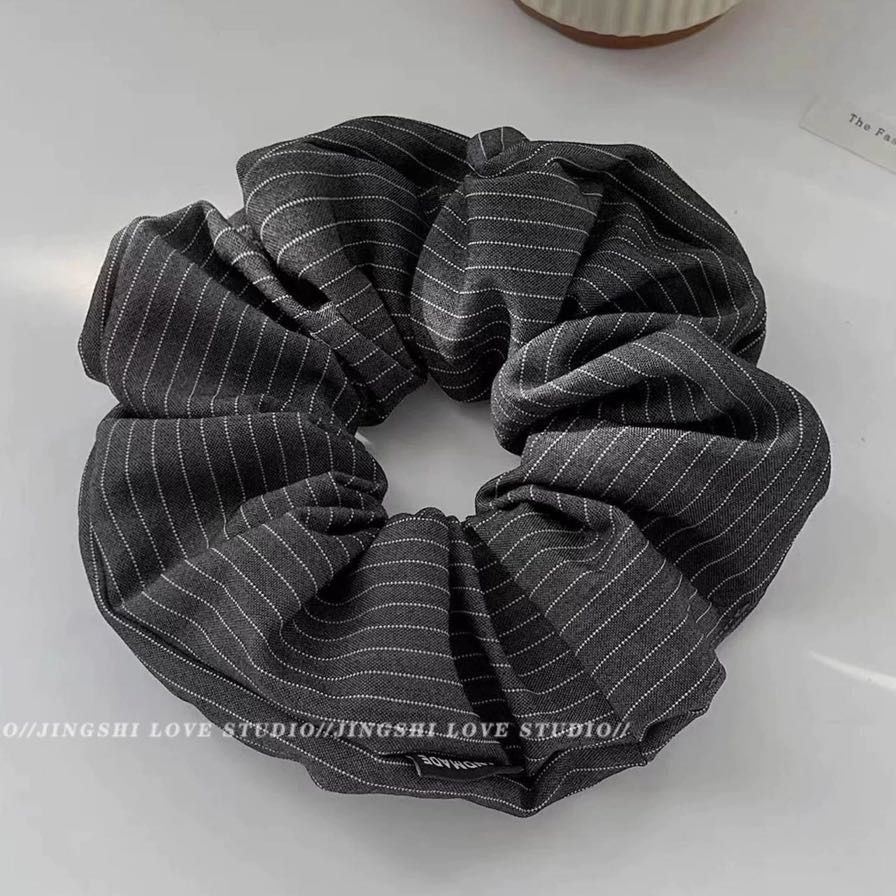 Graues Strukturiertes Scrunchie – Haargummi für Dutt – IG038
