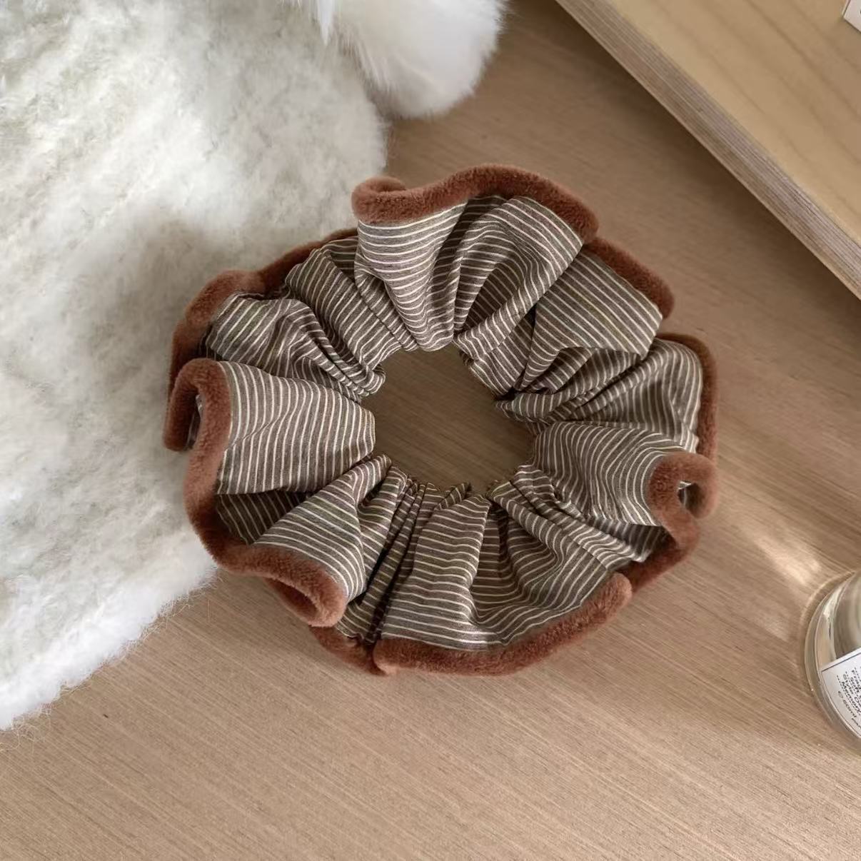 Kontrast-Scrunchie in Herbstbraun – Haargummi für Dutt und Pferdeschwanz – IGB004