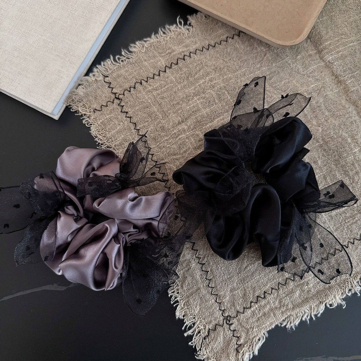 Satin-Scrunchie mit Tupfen und Schleife im Hepburn-Stil - IG036