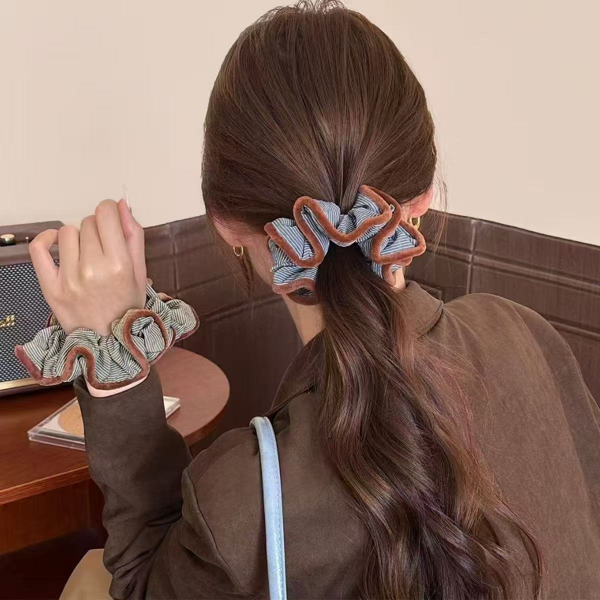 Kontrast-Scrunchie in Herbstbraun – Haargummi für Dutt und Pferdeschwanz – IGB004