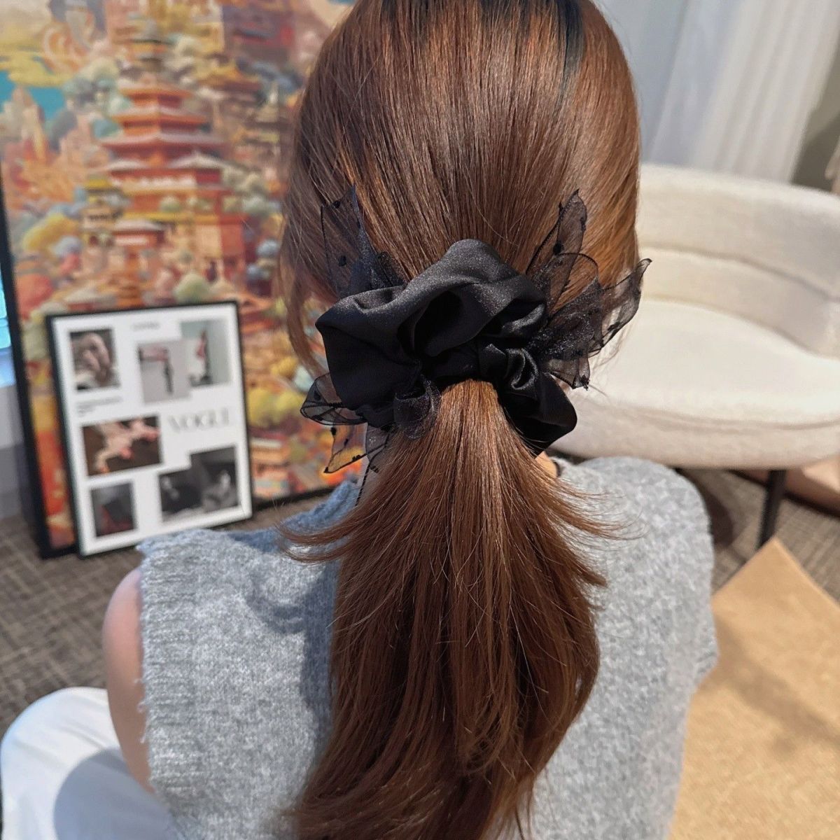 Satin-Scrunchie mit Tupfen und Schleife im Hepburn-Stil - IG036