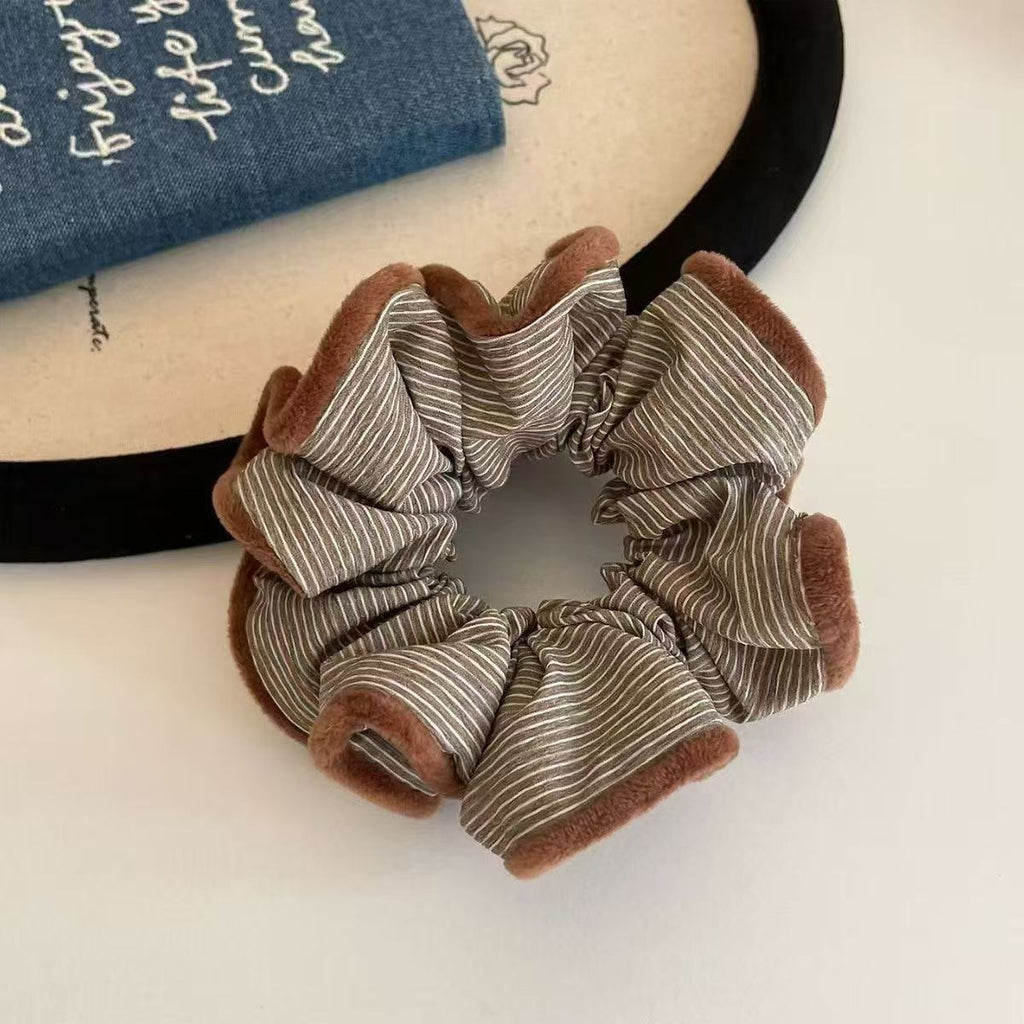 Kontrast-Scrunchie in Herbstbraun – Haargummi für Dutt und Pferdeschwanz – IGB004
