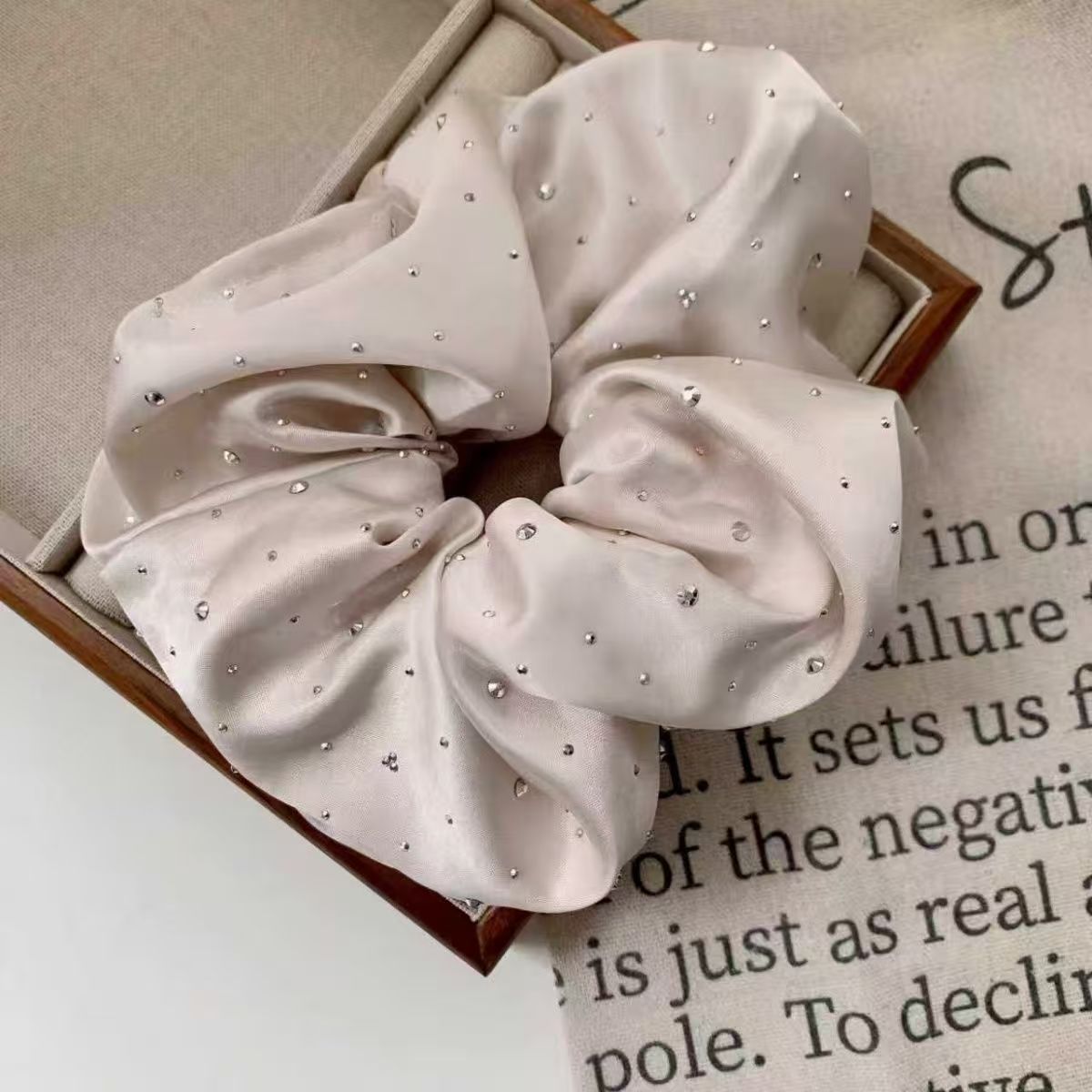 Starlight Satin Scrunchie – Frühlings-Style - IGB023