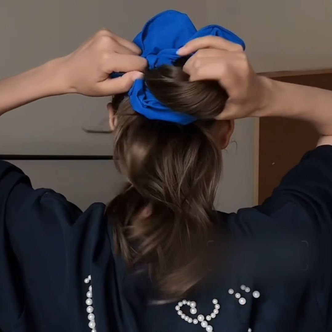Großes 20 cm blaues Scrunchie – Haargummi im Zopf-Stil – IGB001