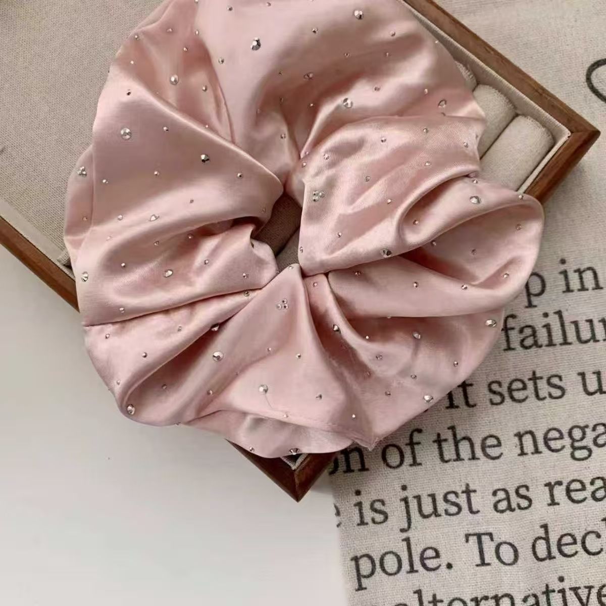 Starlight Satin Scrunchie – Frühlings-Style - IGB023