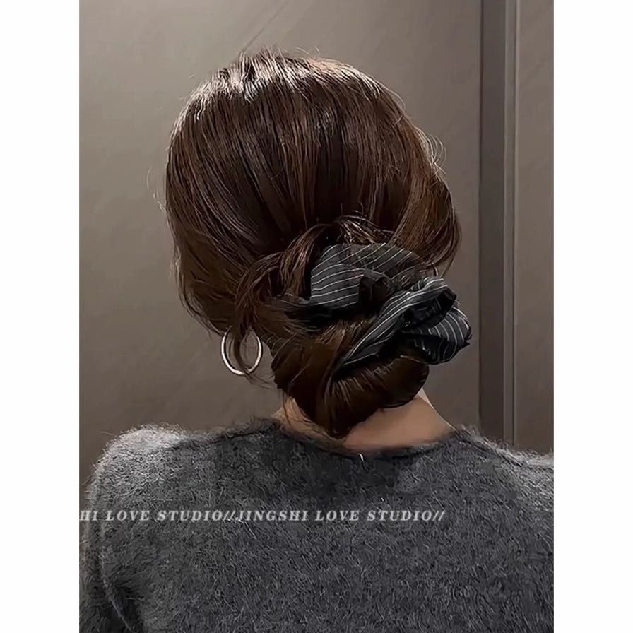 Graues Strukturiertes Scrunchie – Haargummi für Dutt – IG038