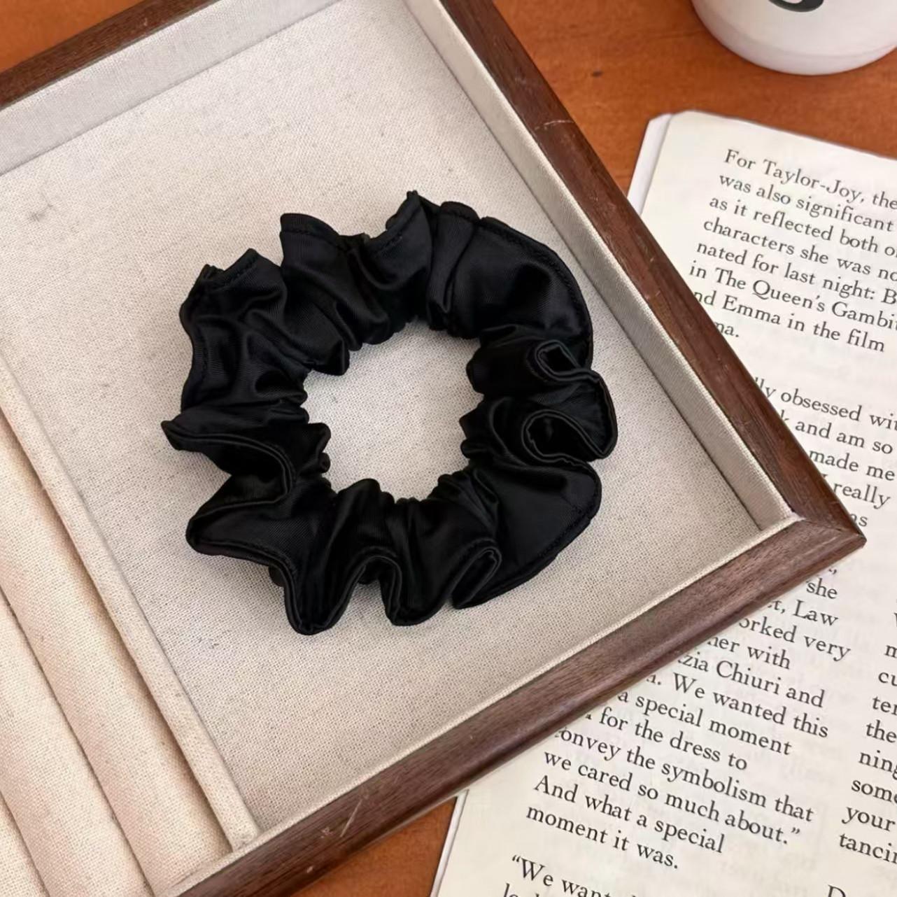 Satin-Schleifen-Scrunchie – Schwarzes Zopfgummi - IG039
