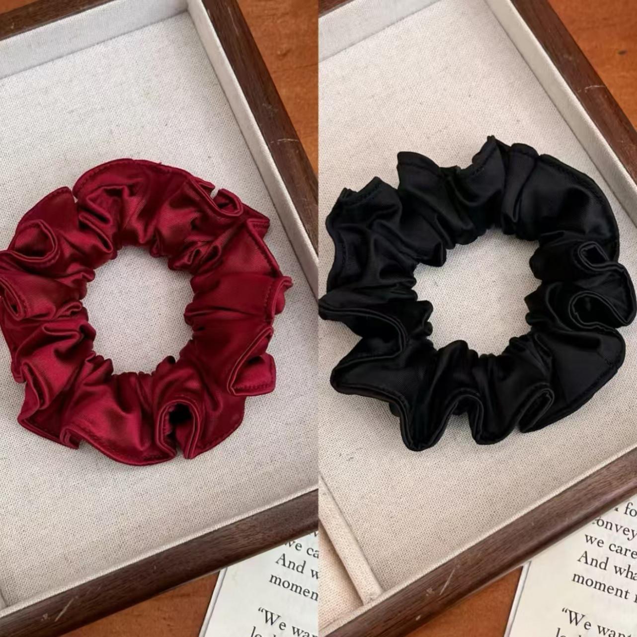 Satin-Schleifen-Scrunchie – Schwarzes Zopfgummi - IG039