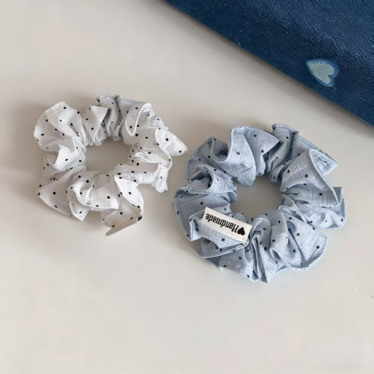Haargummi mit Rüschen und Tupfen – IG027