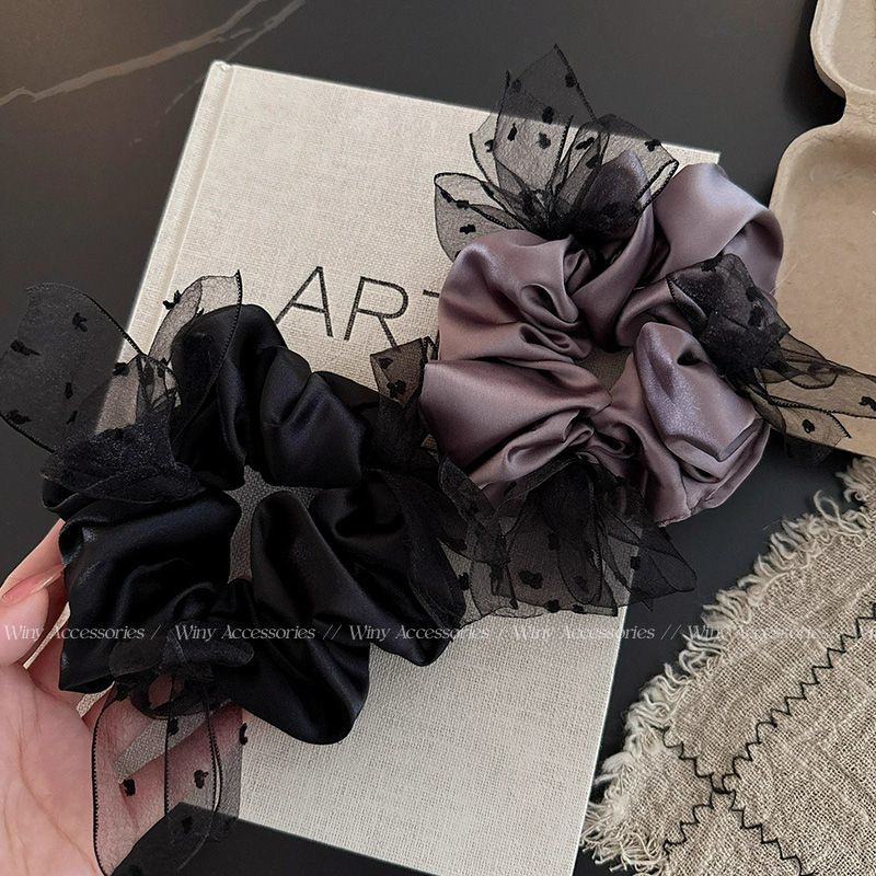 Satin-Scrunchie mit Tupfen und Schleife im Hepburn-Stil - IG036
