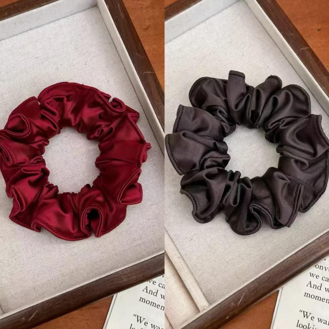 Satin-Schleifen-Scrunchie – Schwarzes Zopfgummi - IG039