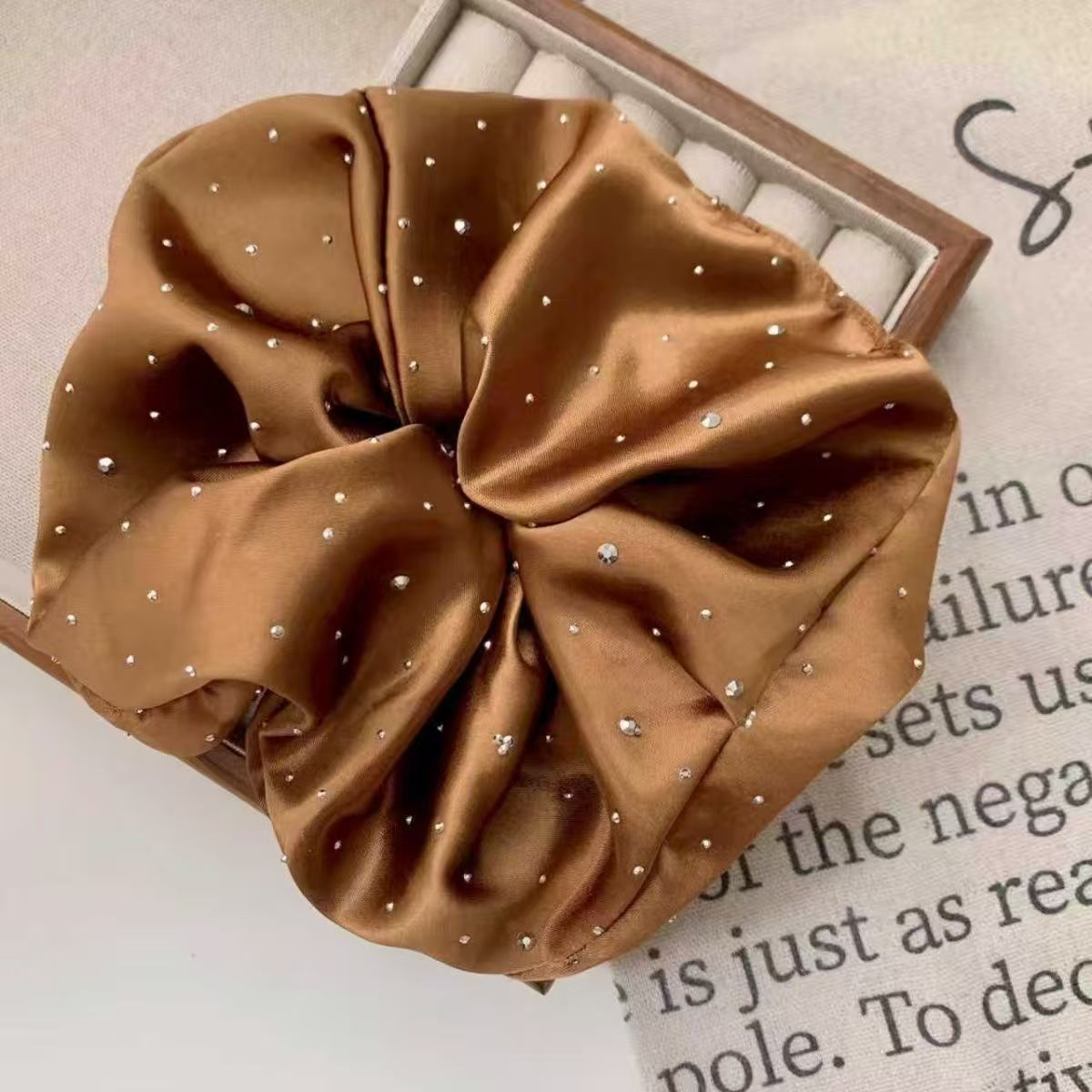 Starlight Satin Scrunchie – Frühlings-Style - IGB023
