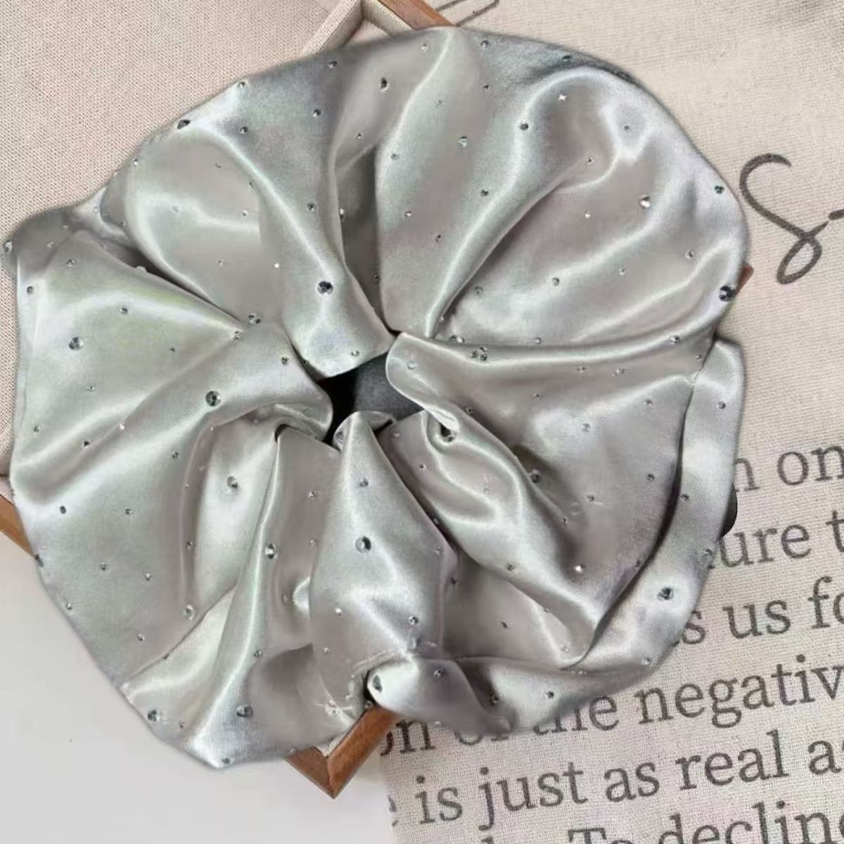 Starlight Satin Scrunchie – Frühlings-Style - IGB023