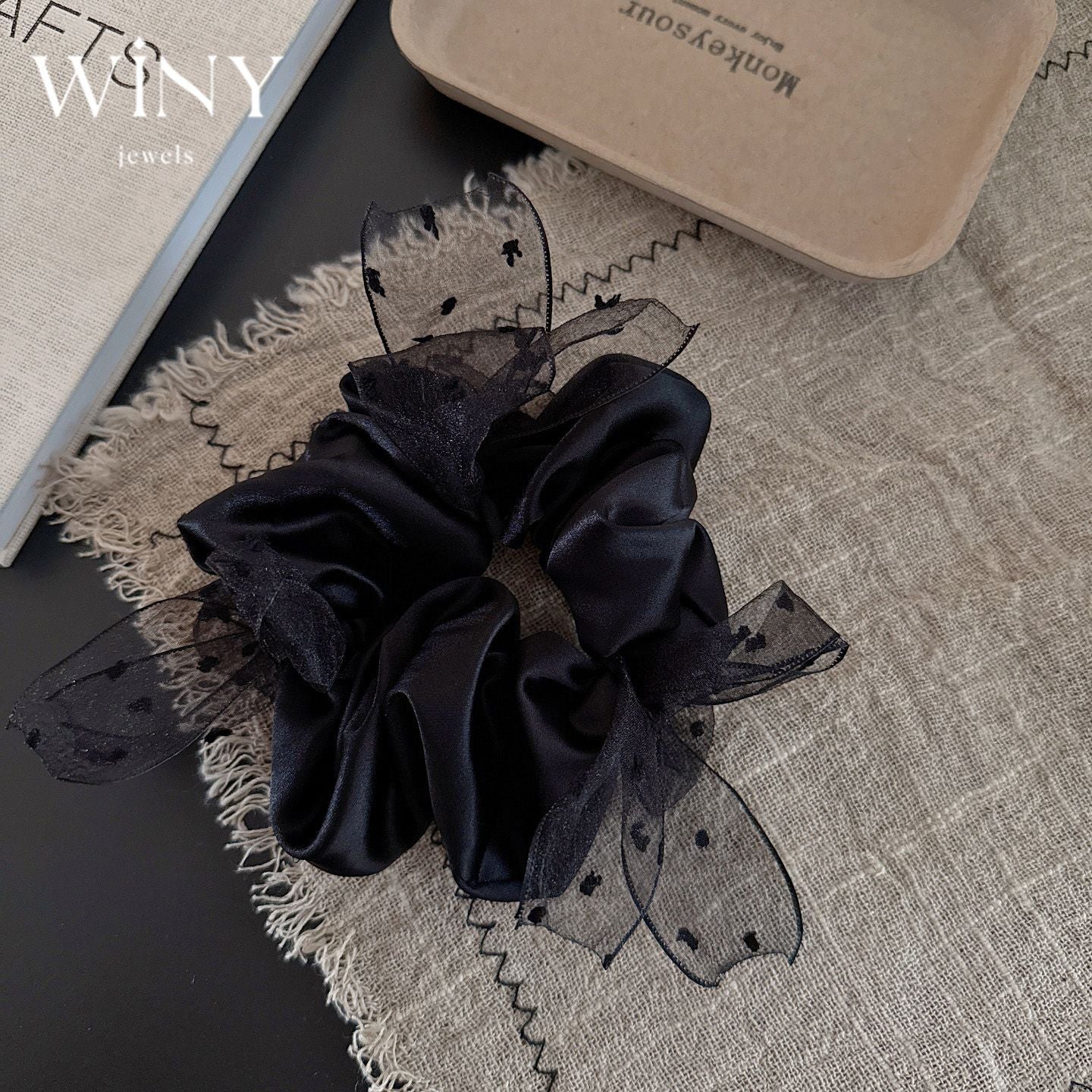 Satin-Scrunchie mit Tupfen und Schleife im Hepburn-Stil - IG036