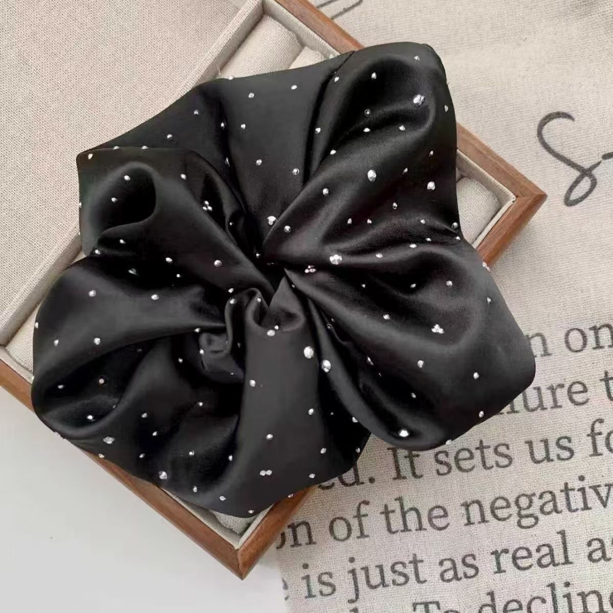 Starlight Satin Scrunchie – Frühlings-Style - IGB023