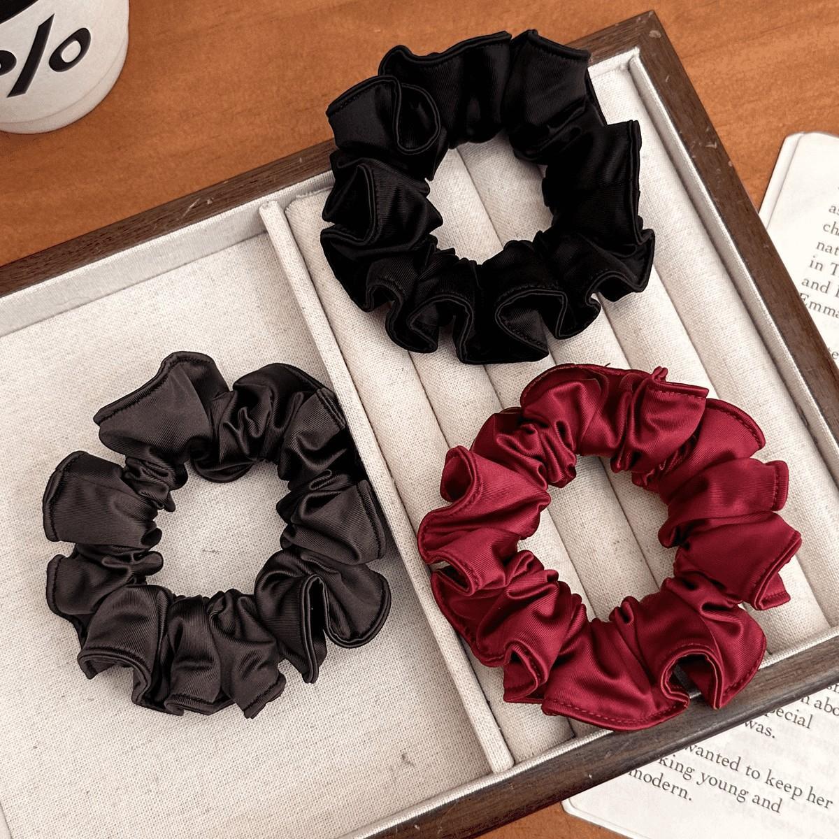 Satin-Schleifen-Scrunchie – Schwarzes Zopfgummi - IG039