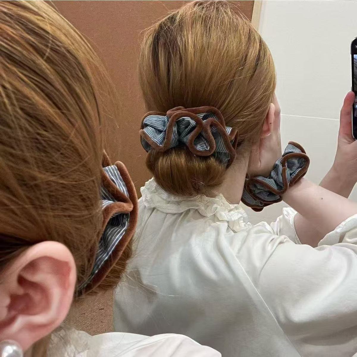 Kontrast-Scrunchie in Herbstbraun – Haargummi für Dutt und Pferdeschwanz – IGB004