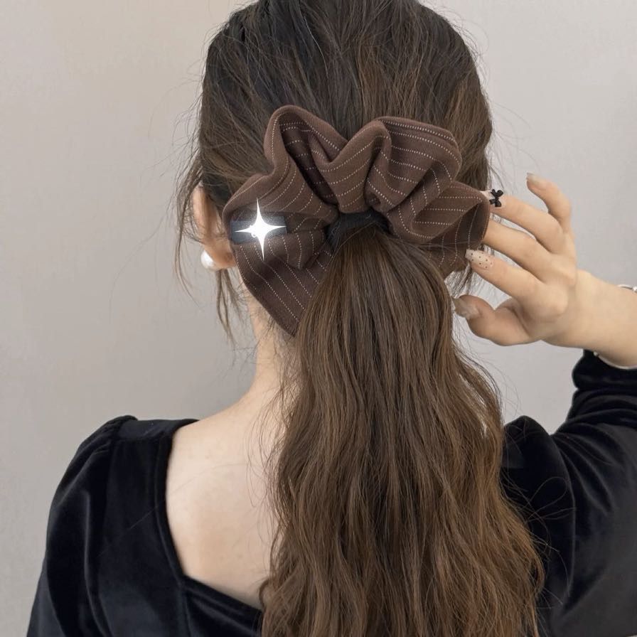Graues Strukturiertes Scrunchie – Haargummi für Dutt – IG038