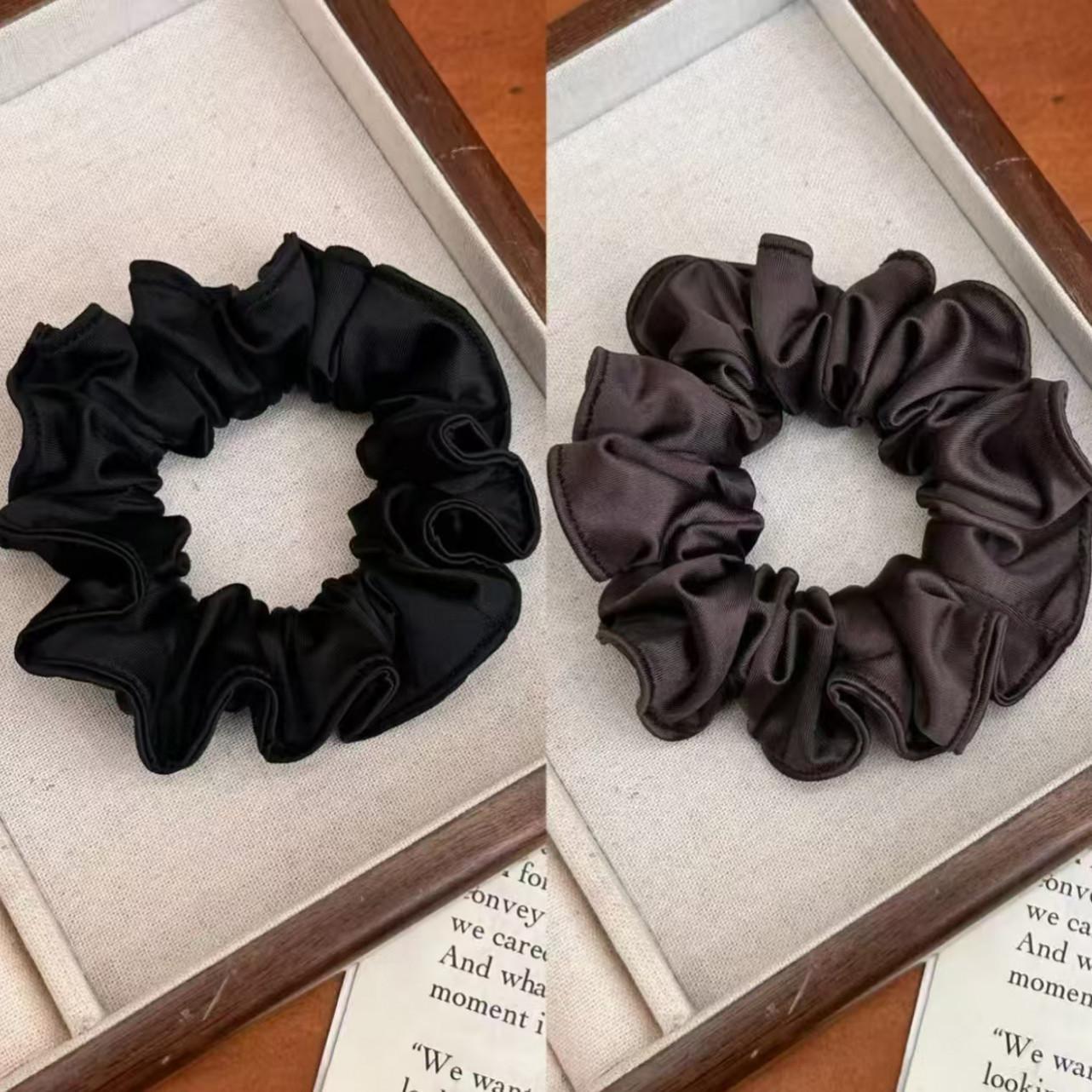 Satin-Schleifen-Scrunchie – Schwarzes Zopfgummi - IG039