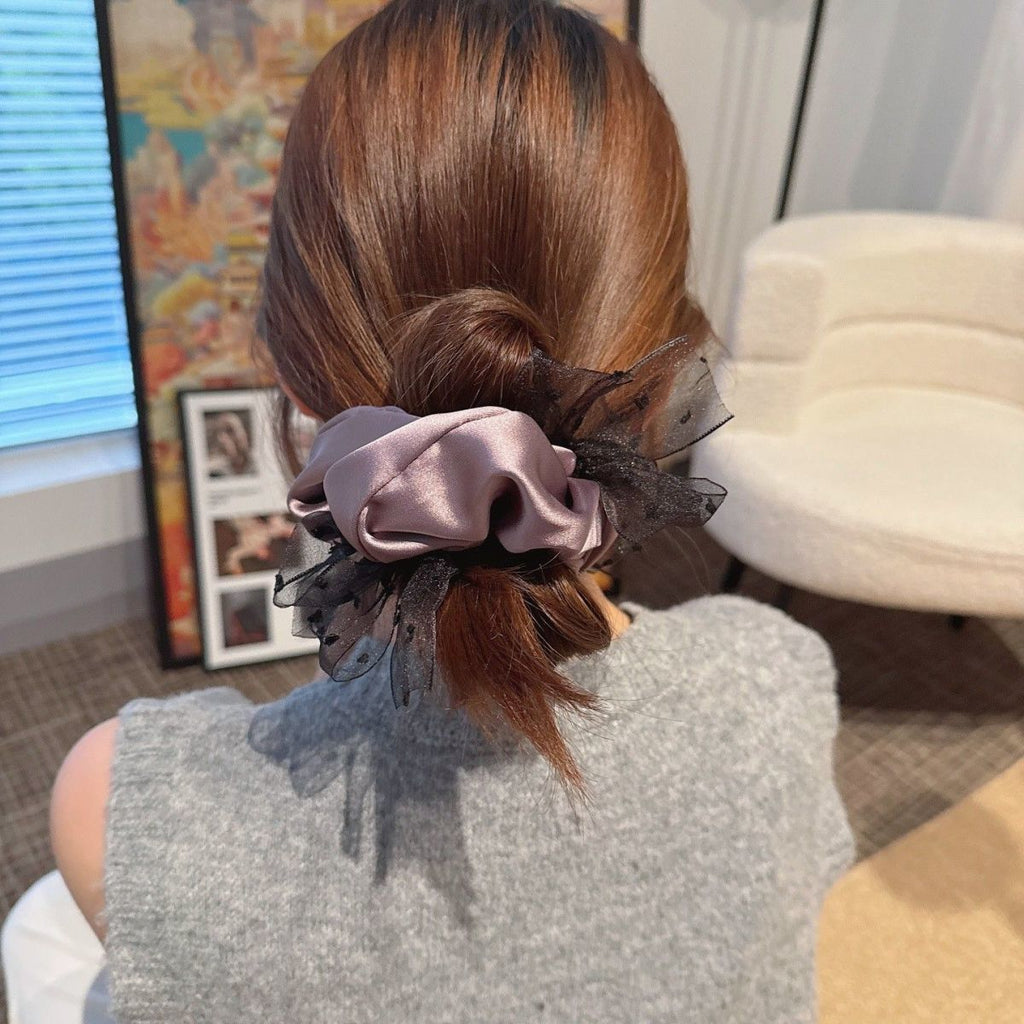 Satin-Scrunchie mit Tupfen und Schleife im Hepburn-Stil - IG036