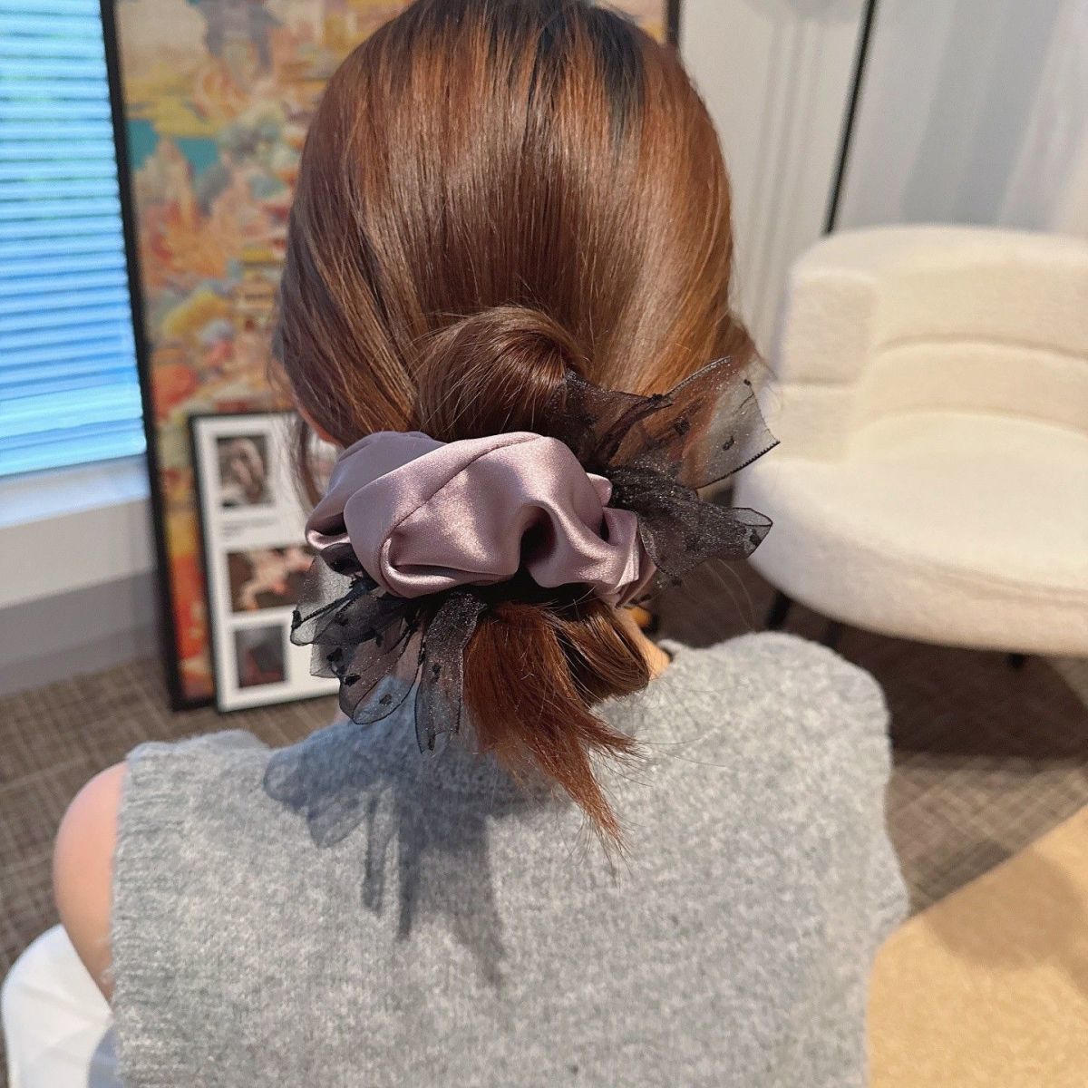 Satin-Scrunchie mit Tupfen und Schleife im Hepburn-Stil - IG036