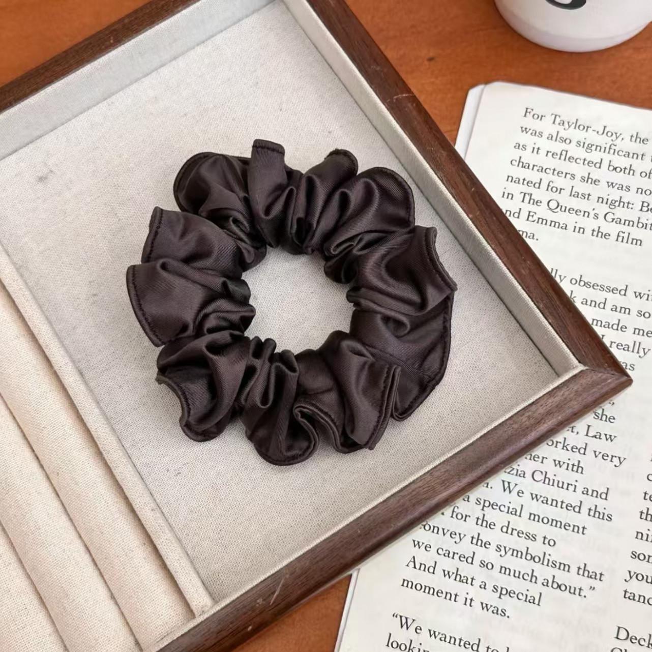 Satin-Schleifen-Scrunchie – Schwarzes Zopfgummi - IG039