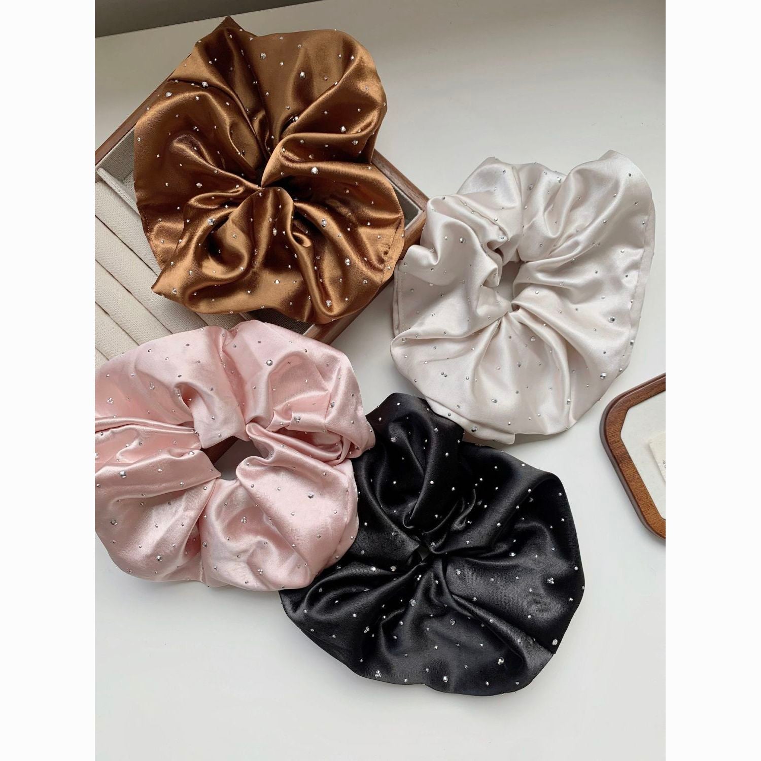 Starlight Satin Scrunchie – Frühlings-Style - IGB023