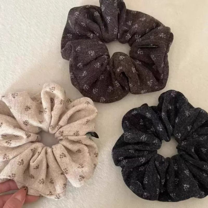 Herbst/Winter Vintage Blumenstrick Scrunchie – Großes Haargummi – IG037