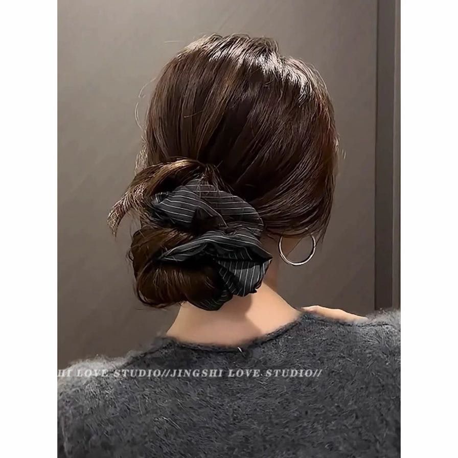 Graues Strukturiertes Scrunchie – Haargummi für Dutt – IG038