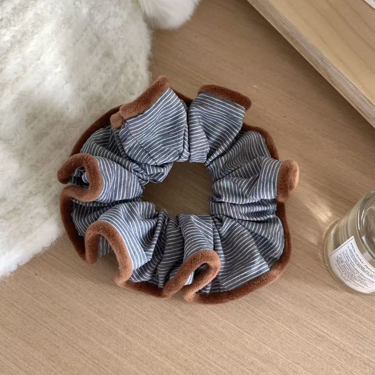 Kontrast-Scrunchie in Herbstbraun – Haargummi für Dutt und Pferdeschwanz – IGB004