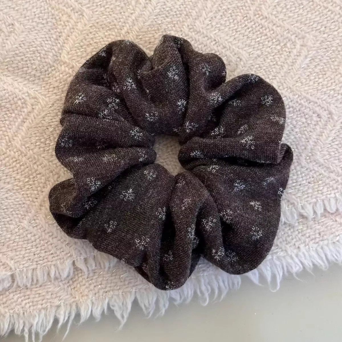 Herbst/Winter Vintage Blumenstrick Scrunchie – Großes Haargummi – IG037