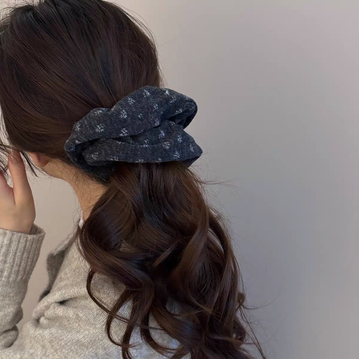 Herbst/Winter Vintage Blumenstrick Scrunchie – Großes Haargummi – IG037