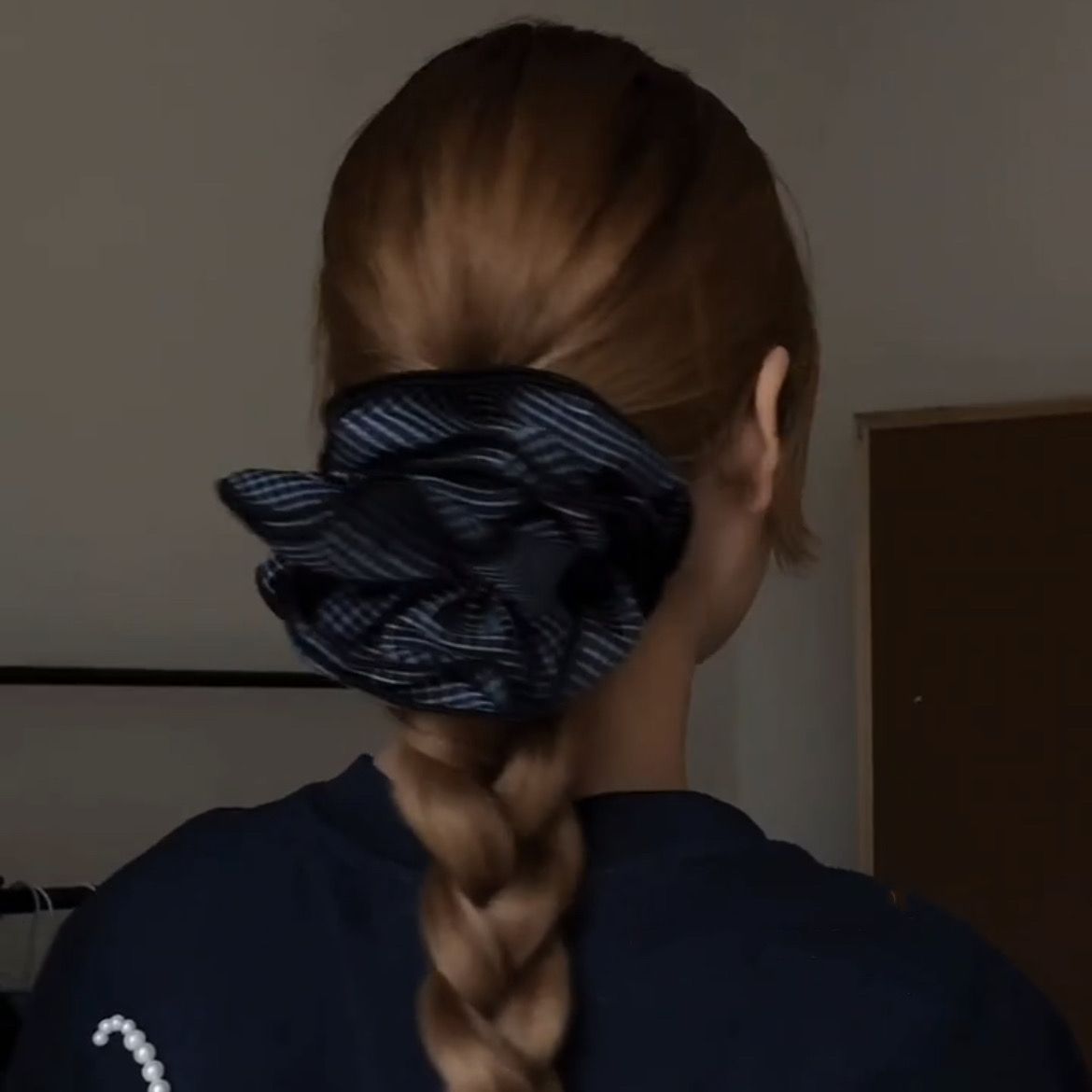 Kariertes Scrunchie – Neues Haargummi für tiefe Pferdeschwänze – Video gleicher Stil IG008