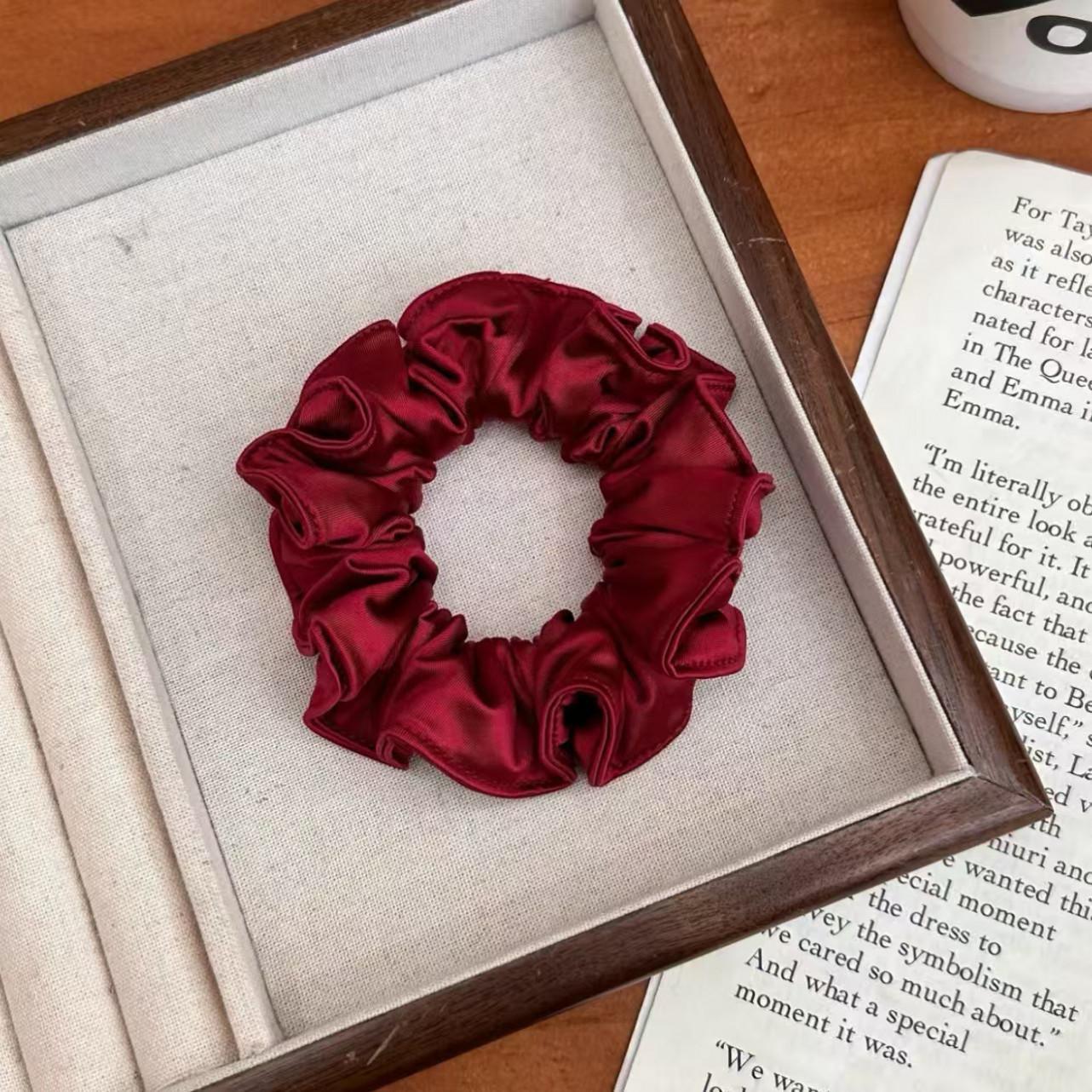 Satin-Schleifen-Scrunchie – Schwarzes Zopfgummi - IG039