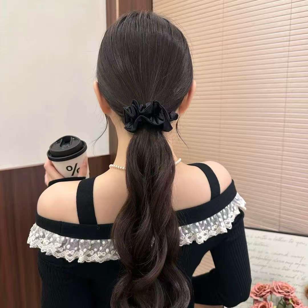 Satin-Schleifen-Scrunchie – Schwarzes Zopfgummi - IG039