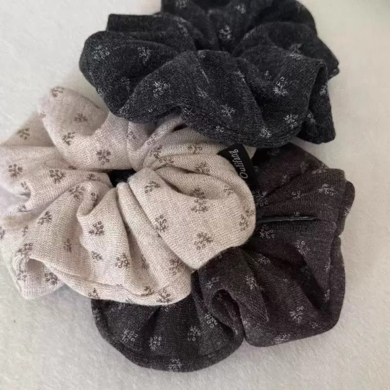 Herbst/Winter Vintage Blumenstrick Scrunchie – Großes Haargummi – IG037
