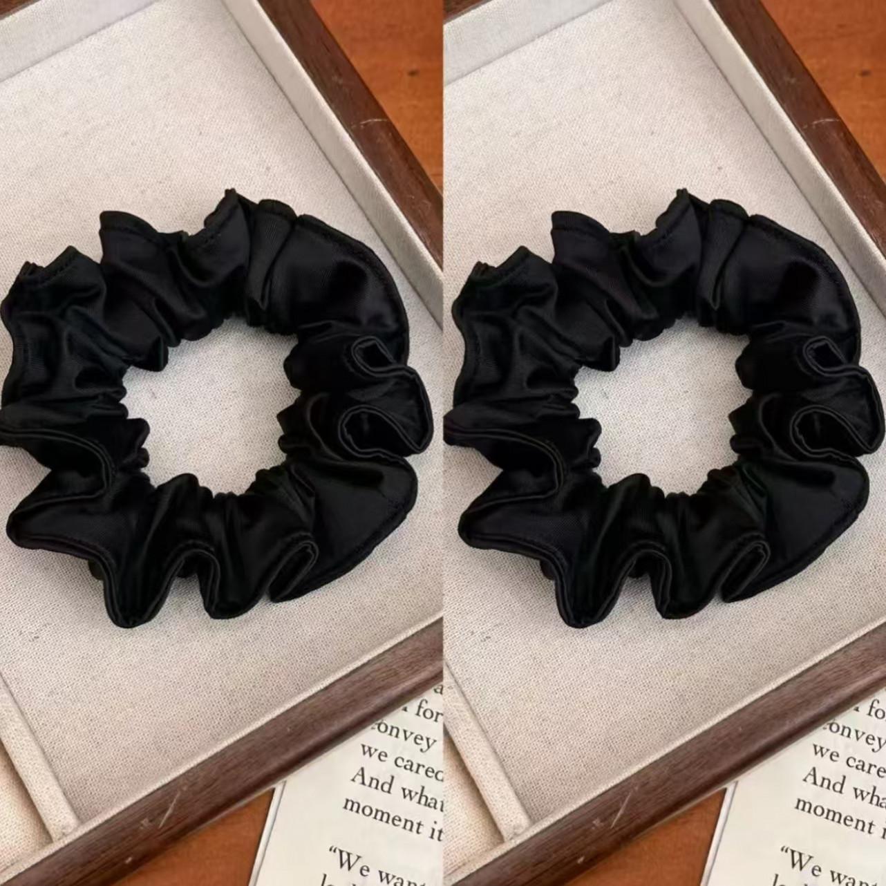 Satin-Schleifen-Scrunchie – Schwarzes Zopfgummi - IG039
