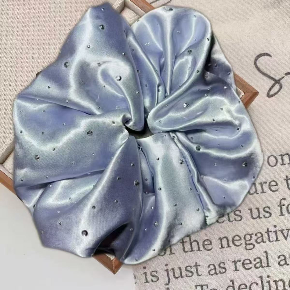 Starlight Satin Scrunchie – Frühlings-Style - IGB023