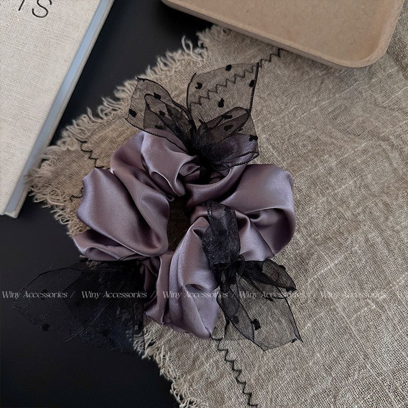 Satin-Scrunchie mit Tupfen und Schleife im Hepburn-Stil - IG036
