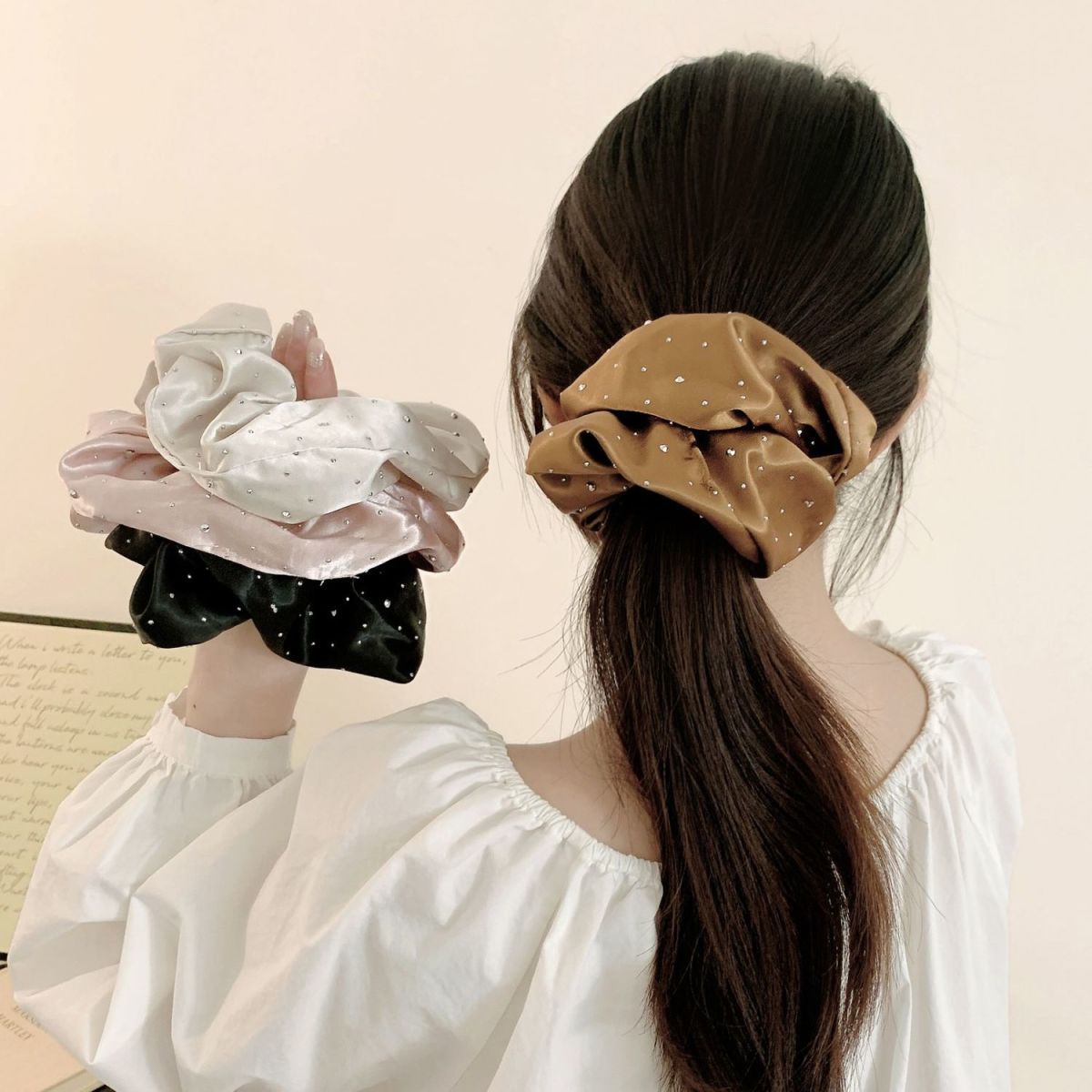 Starlight Satin Scrunchie – Frühlings-Style - IGB023