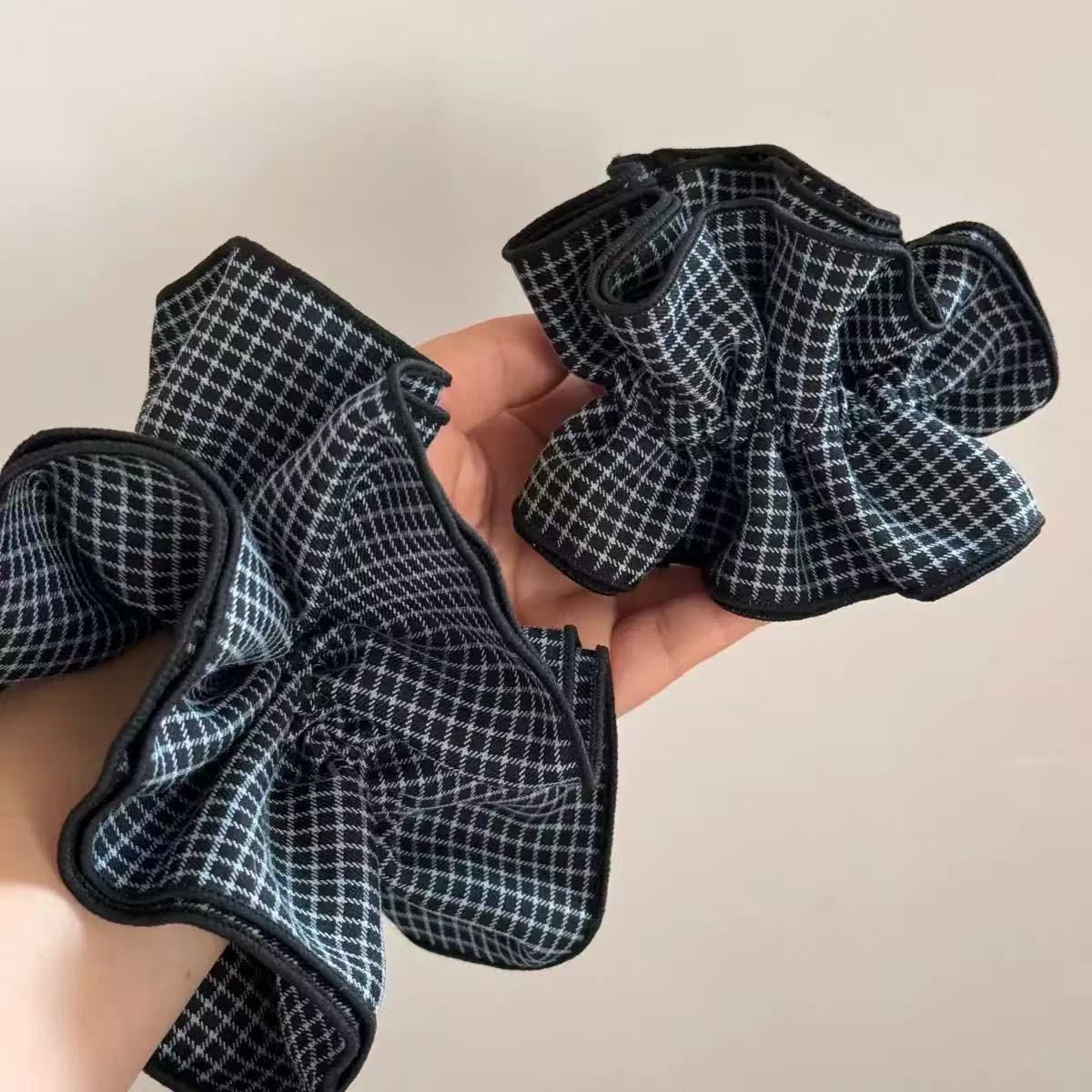 Kariertes Scrunchie – Neues Haargummi für tiefe Pferdeschwänze – Video gleicher Stil IG008
